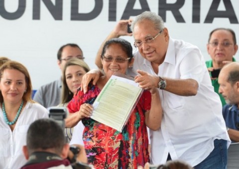 Governo entrega títulos de terras a mais de 400 famílias no interior do Amazonas