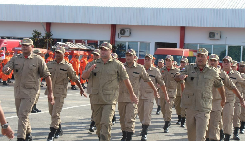Governador Amazonino Mendes promove mais de 300 bombeiros militares