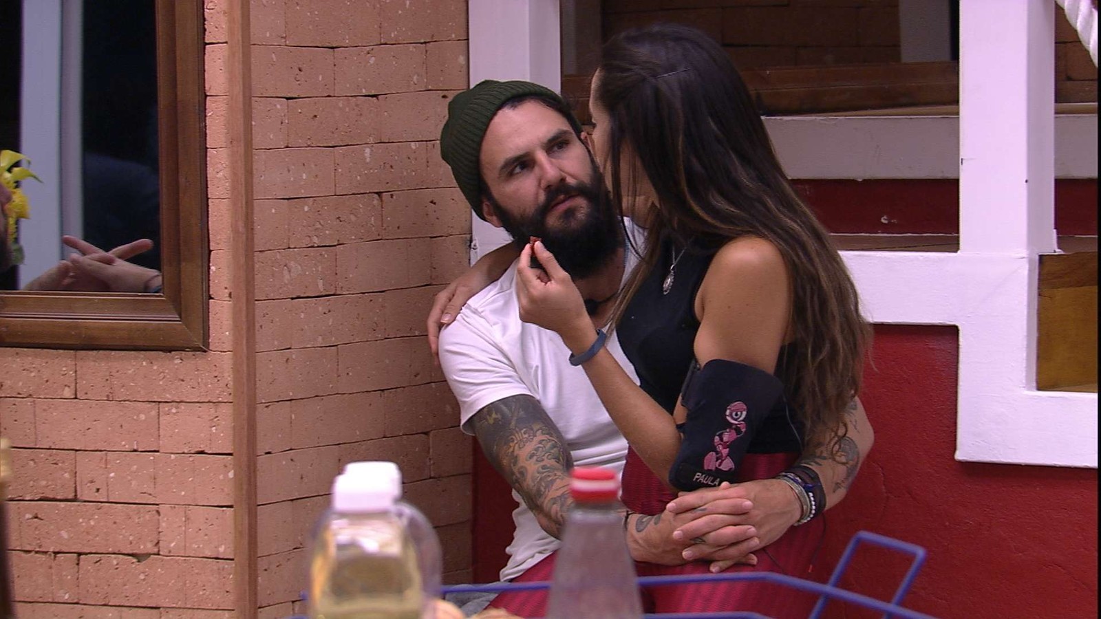 BBB18: Com direito a sentada no colo, Paula e Wagner trocam carinhos enquanto Gleici assiste