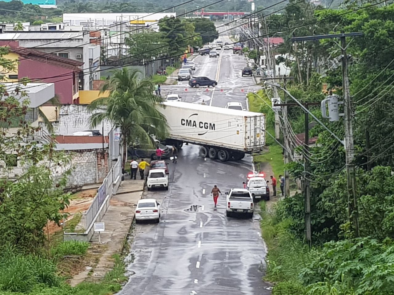 Caminhão desgovernado causa acidente e fecha avenida de Manaus