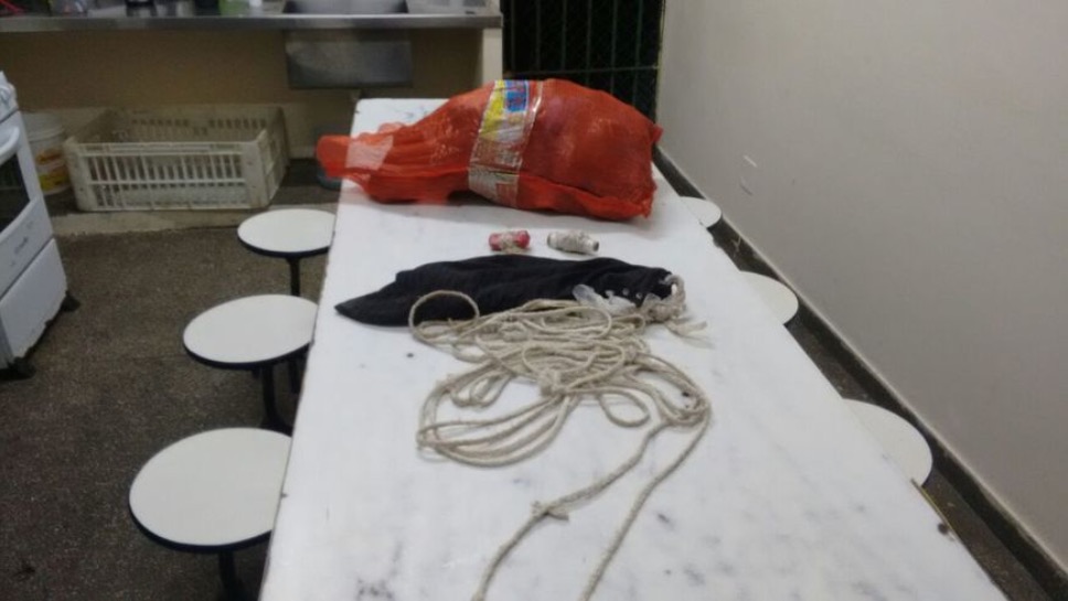 Criminosos usam muro para jogar sacola com celulares e armas dentro da UPP 