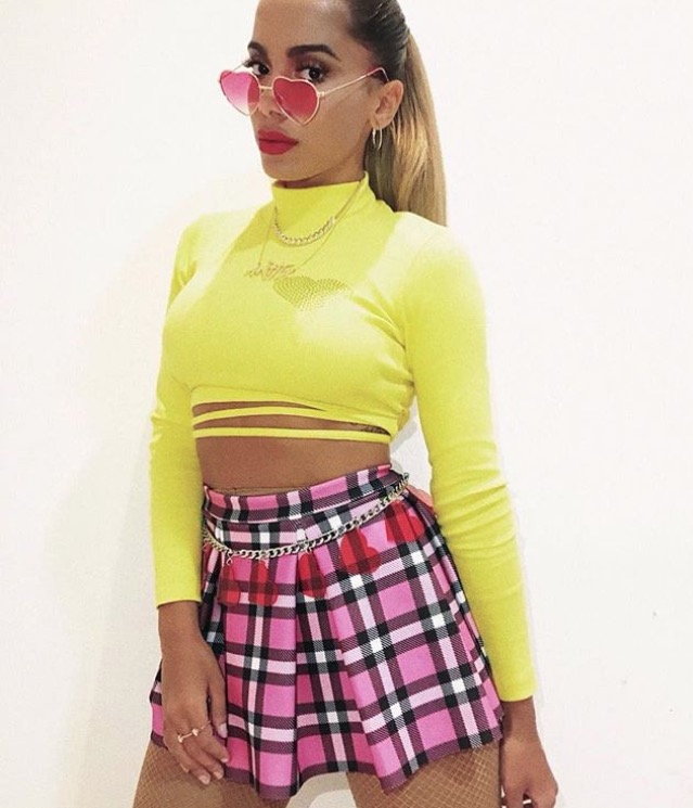 De minissaia, Anitta rebola e deixa fio-dental à mostra