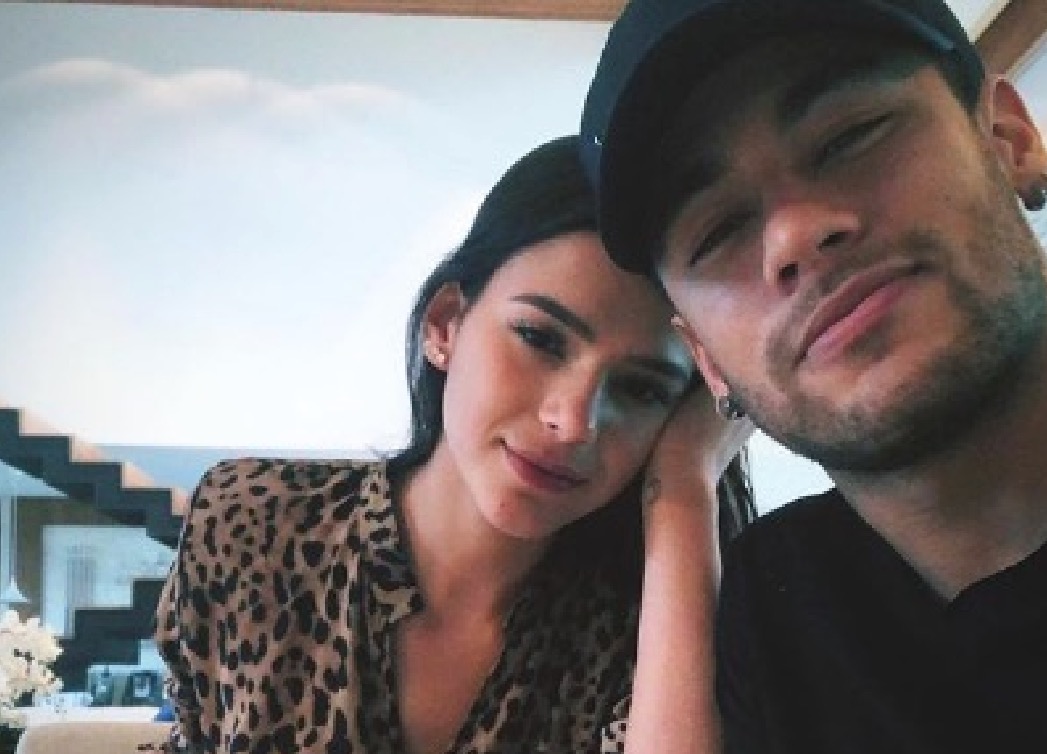  Bruna Marquezine vai de helicóptero para mansão de Neymar e posa com craque