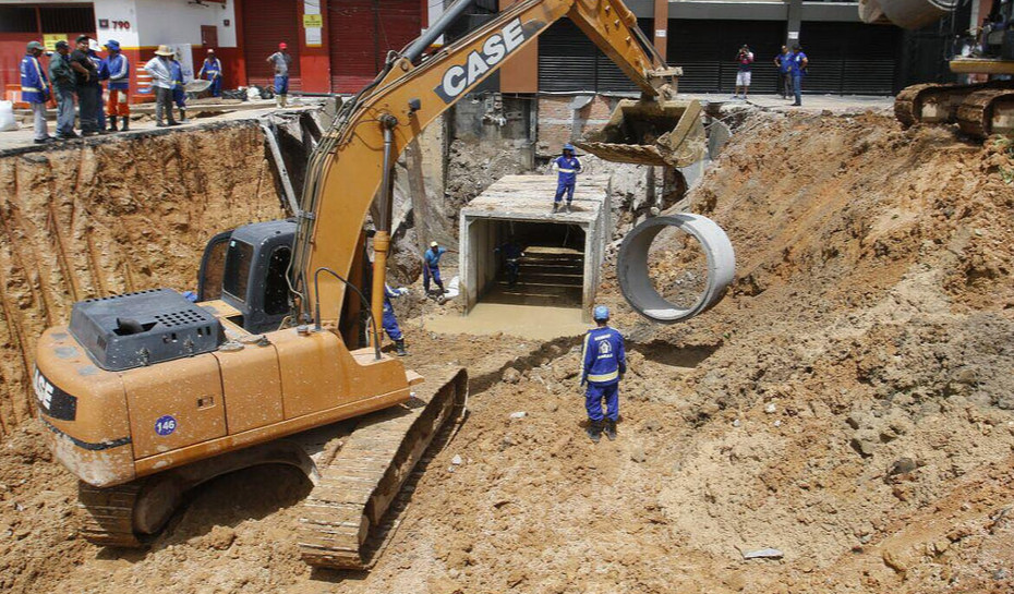 Em domingo de sol, obras na Avenida Djalma Batista avançam