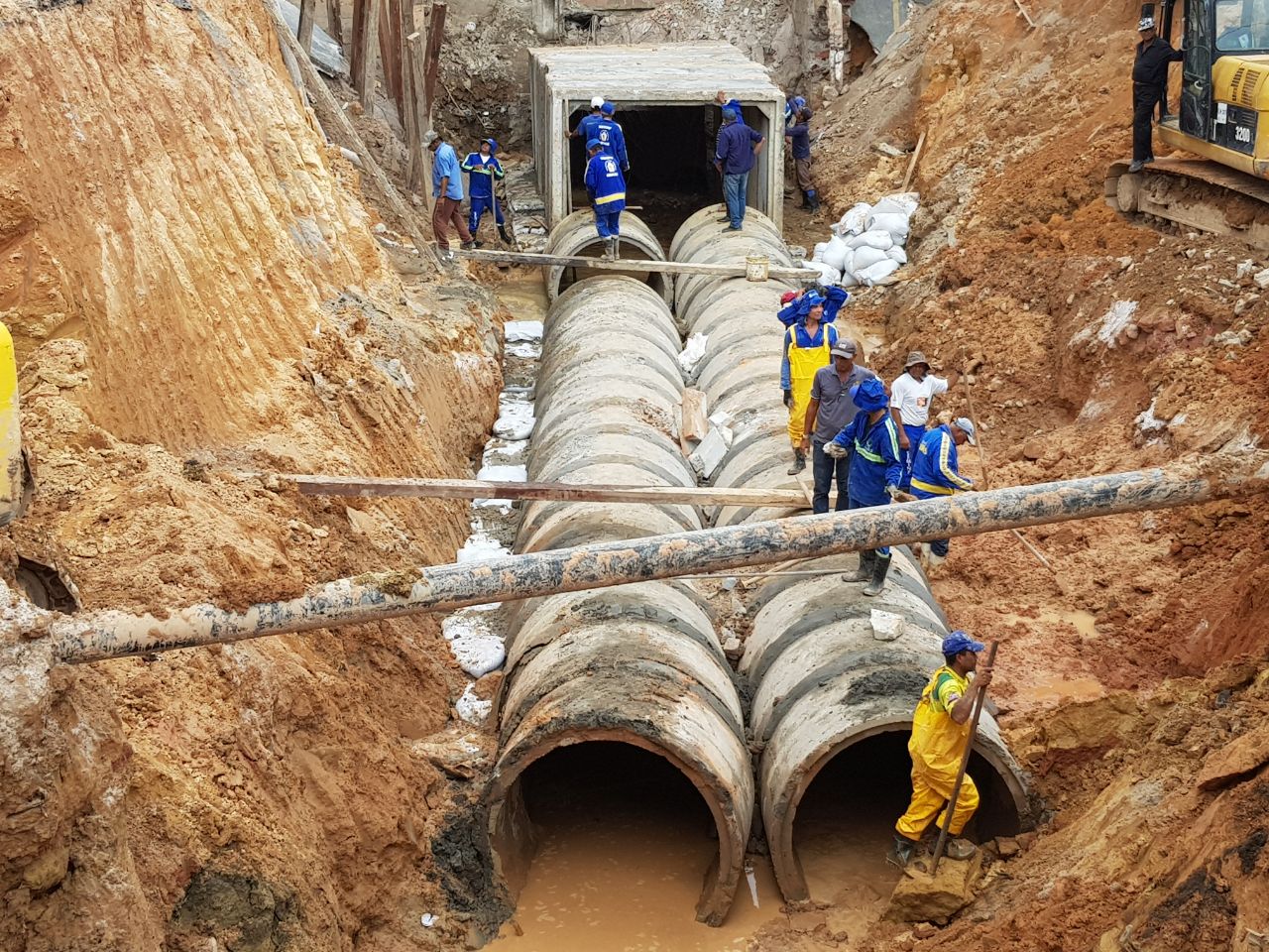 Obra de instalação de nova drenagem em avenida de Manaus chega a 50%