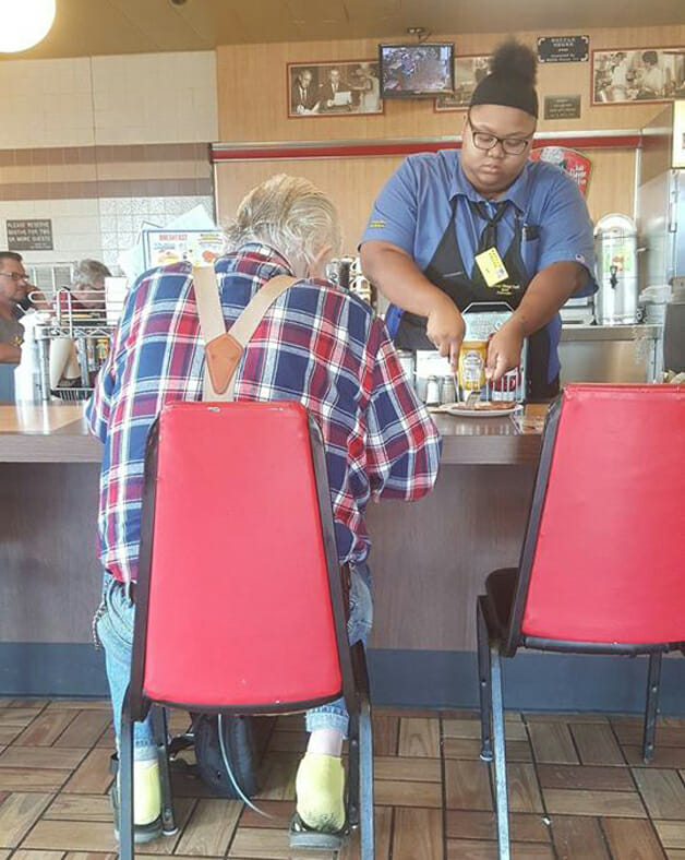 Garçonete ajuda idoso cortar comida e ganha bolsa de faculdade