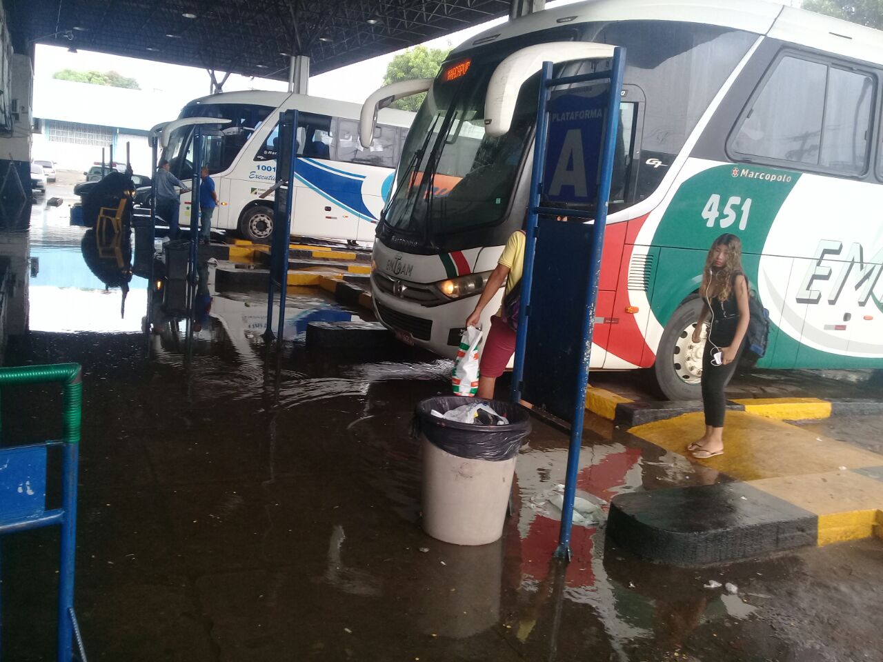 Temporal atrasa saída de ônibus na rodoviária de Manaus