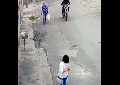 Câmeras flagram motoqueiro roubando trabalhadora a caminho do serviço em Manaus