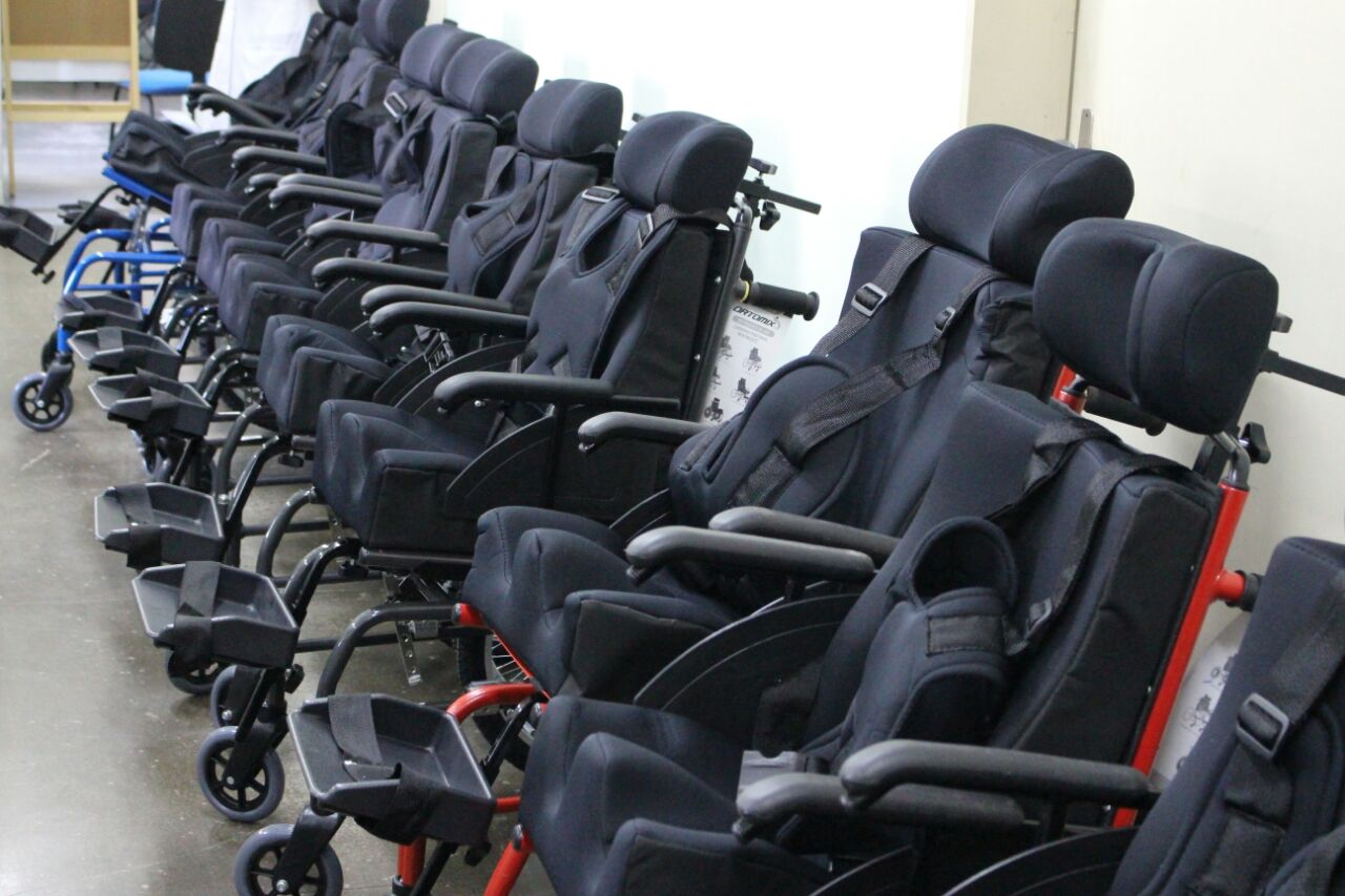 Em Manaus, crianças com deficiência recebem cadeiras especiais de programa de reabilitação 