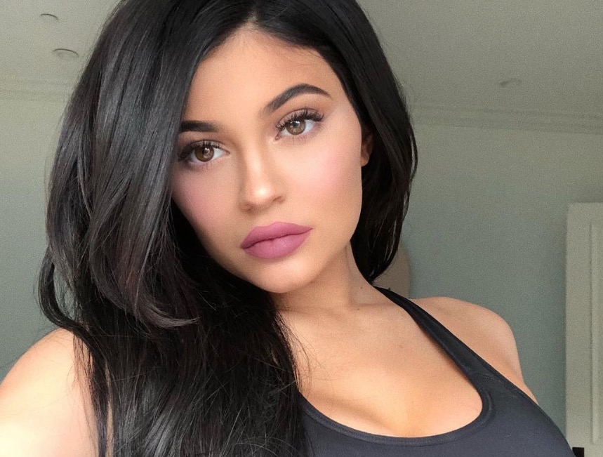  Kylie Jenner posta primeira selfie ao lado da filha mostrando rostinho