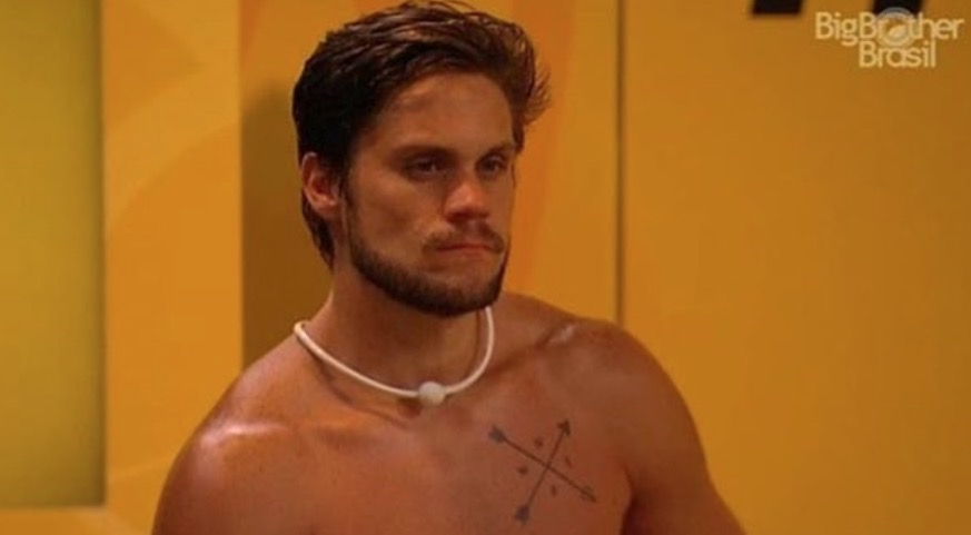 BBB18: Breno deixa toalha cair, pênis fica totalmente exposto e internautas piram