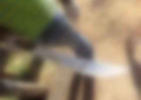 Homem é preso após atacar padre com facão na frente de casa