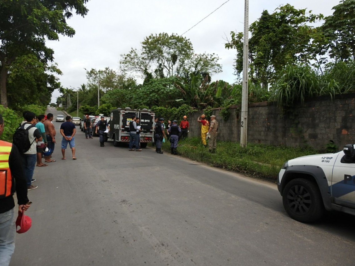 Amarrado e com pescoço degolado, cadáver é encontrado em córrego de Manaus