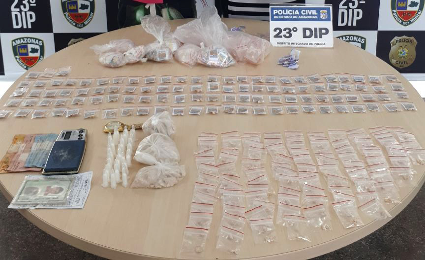 Casal é preso com mais de 800 porções de drogas de facção em Manaus