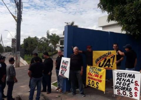 Agentes penitenciários fazem manifestação por reajuste salarial e benefícios em Manaus 