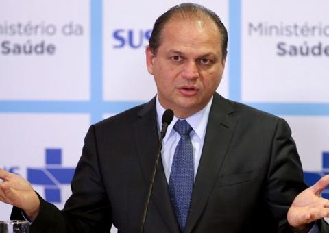 Presidente do BNDES e ministro da Saúde entregam cartas de demissão a Temer