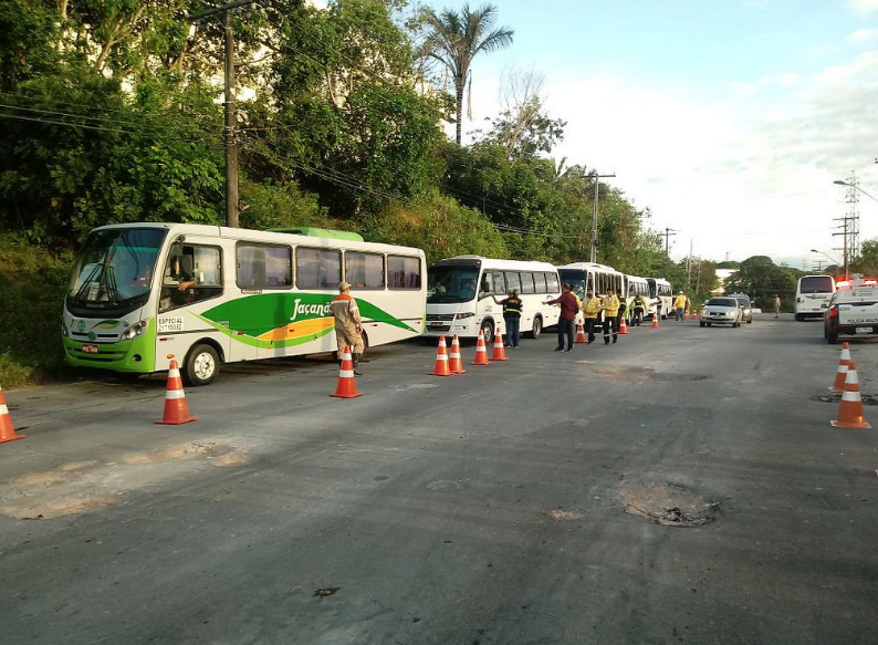 Operação de combate ao transporte clandestino apreende seis veículos em Manaus