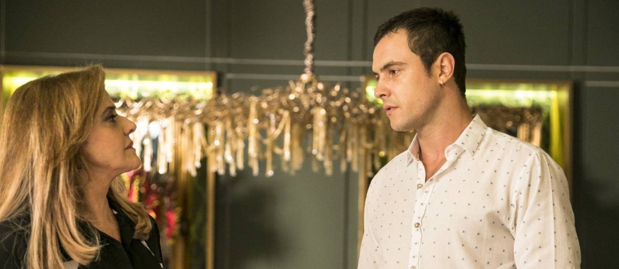 ‘O outro lado do paraíso’: Gael flagra Sophia beijando Mariano