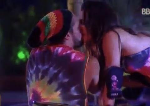BBB18: Paula e Breno transam loucamente após pegação no chuveiro