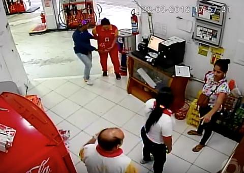 Vídeo mostra casal assaltando funcionários de posto de combustível em Manaus