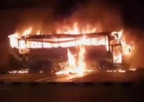 Incêndio em ônibus deixa 20 mortos