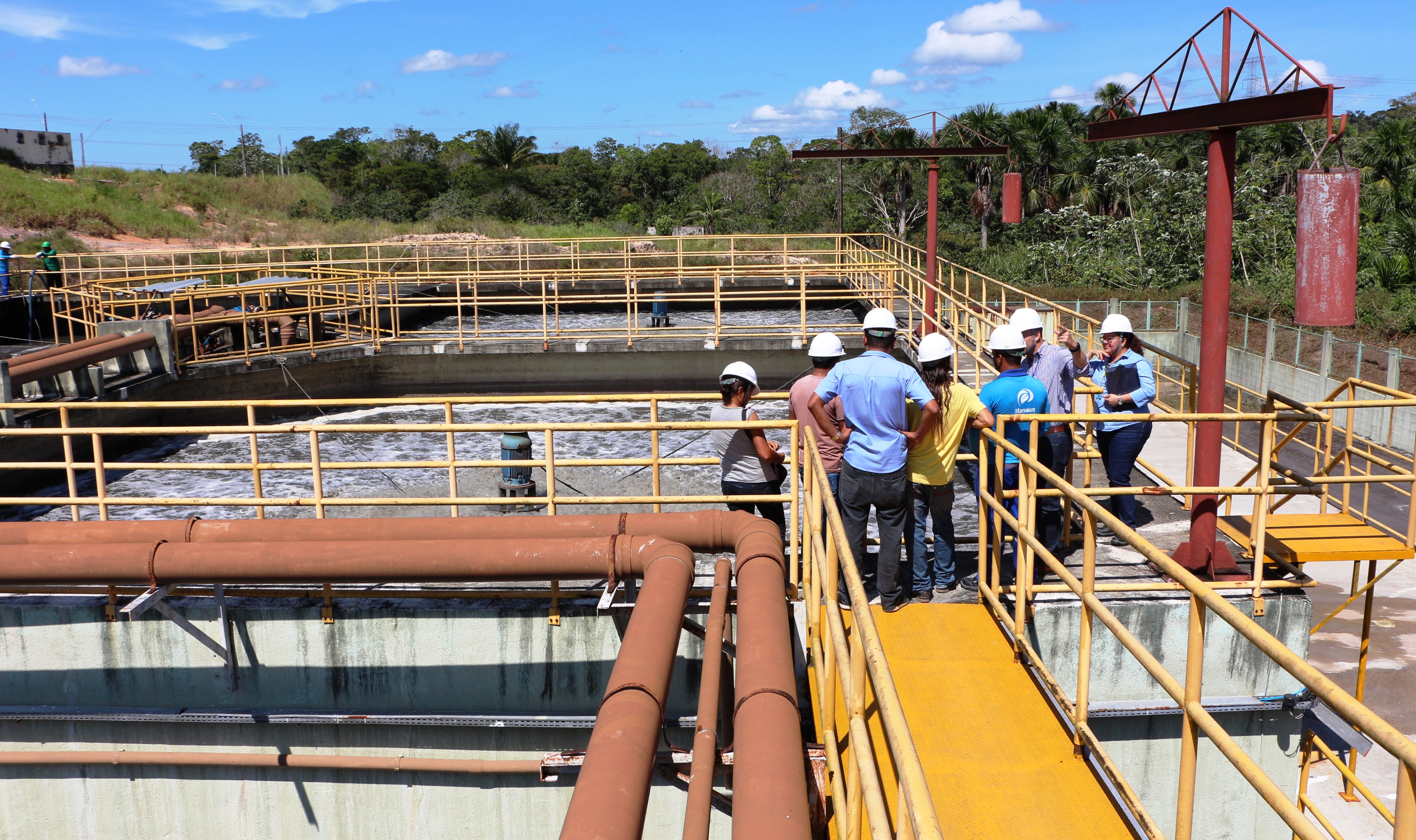 Manaus Ambiental orienta moradores para descarte correto e preservação do esgotamento sanitário