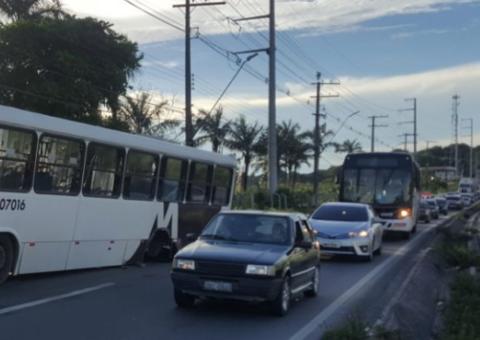 Ônibus quebra e causa congestionamento após rodas saírem rolando em avenida de Manaus