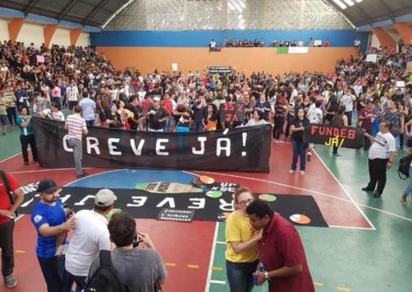 Professores em greve decidem hoje se aceitam ou não proposta do Governo 