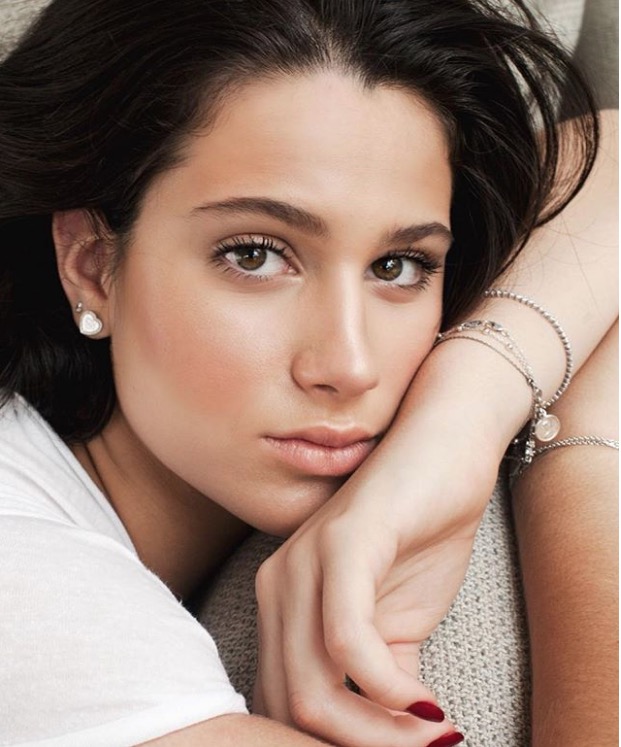 Filha de Claudia Raia dá surra de beleza em foto e mãe baba