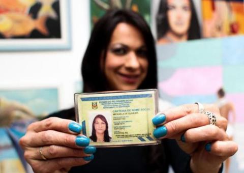 Transexuais e travestis podem incluir nome social no título de eleitor, diz TSE