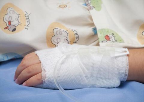 Criança com hidrocefalia é levada para abrigo após abandono e mãe é liberada em Manaus