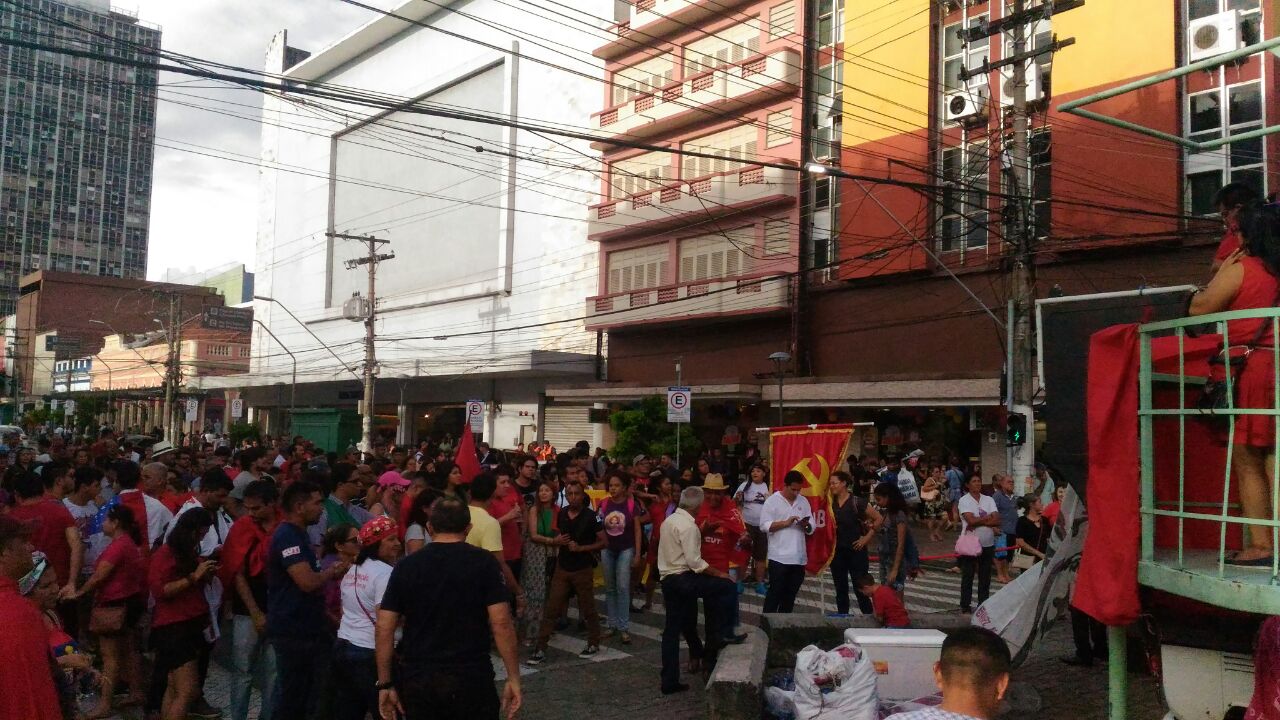 Manauaras fecham avenida em manifestação contra prisão de Lula