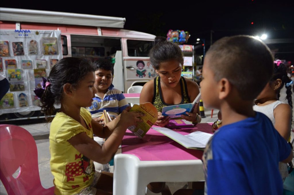 Escolas e shoppings recebem programação da Biblioteca Volante em Manaus