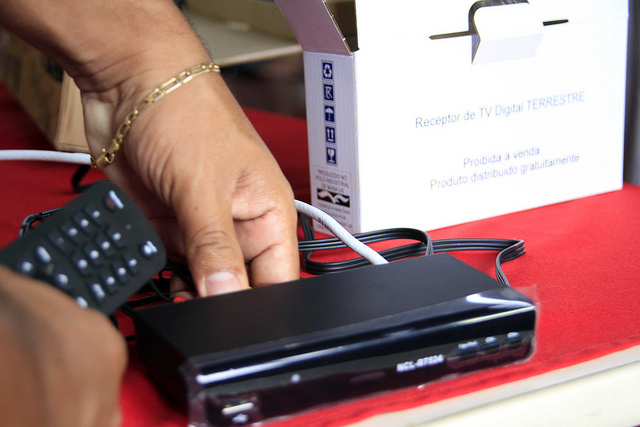 Idosos recebem conversores digitais gratuitos em Manaus