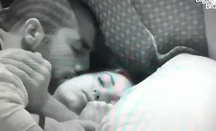  BBB18: Kaysar esquenta o clima com Jéssica no edredom e causa polêmica
