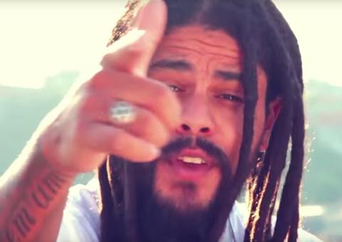 BBB18: Em dia de eliminação, conheça mais Viegas e assista aos clipes do músico