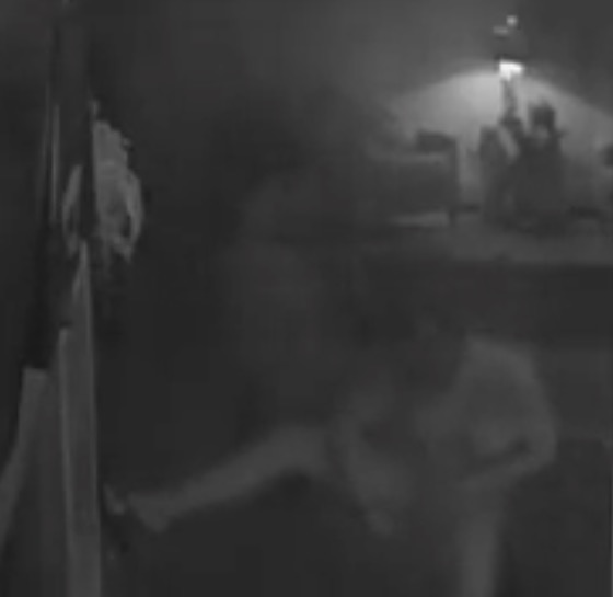 BBB18: Jéssica abre as pernas e depila virilha na frente de Kaysar durante banho