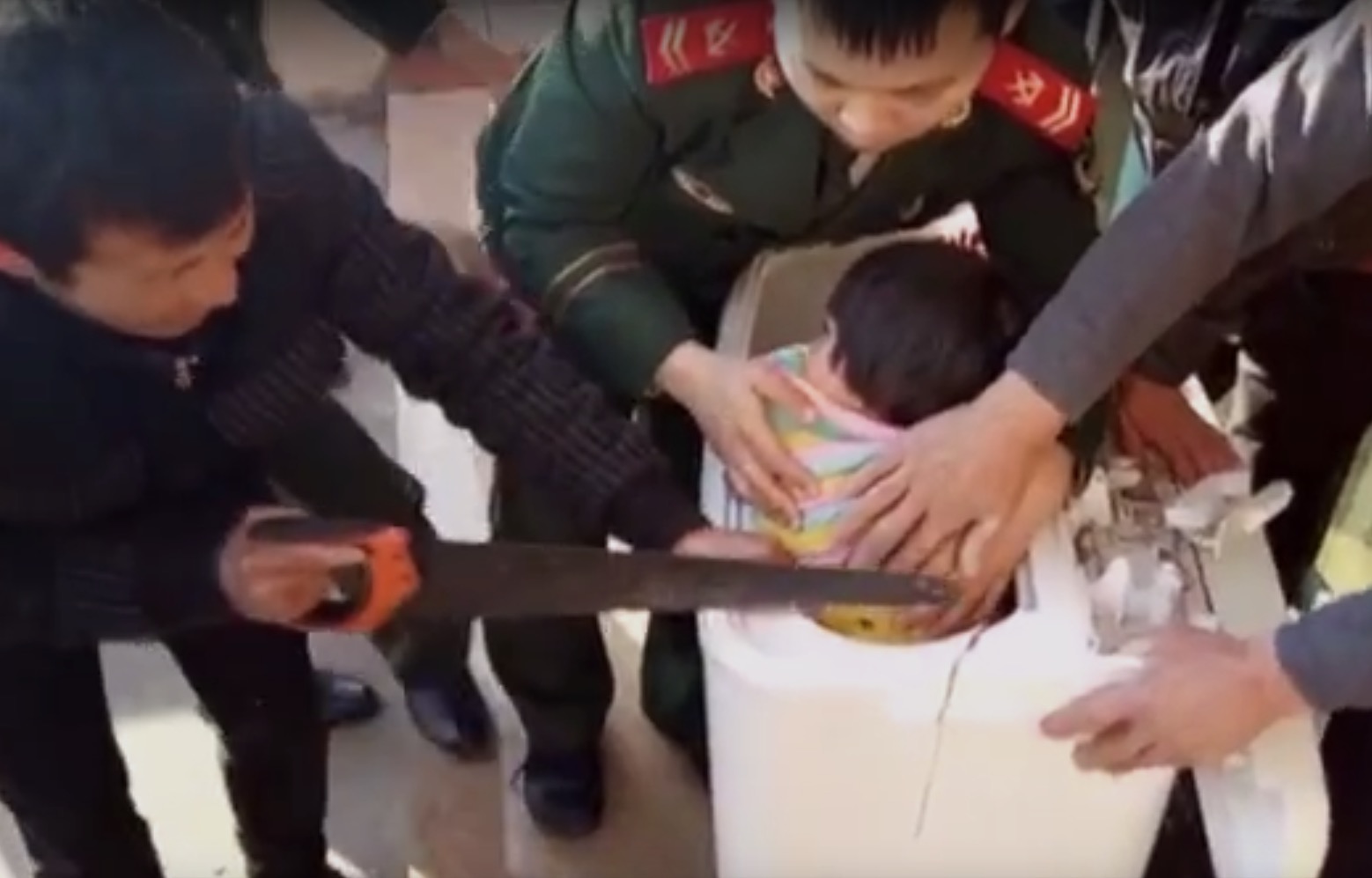 Criança fica presa em máquina de lavar durante brincadeira de esconde-esconde