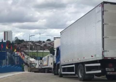 Carretas usam avenida como estacionamento e deixam trânsito caótico em Manaus