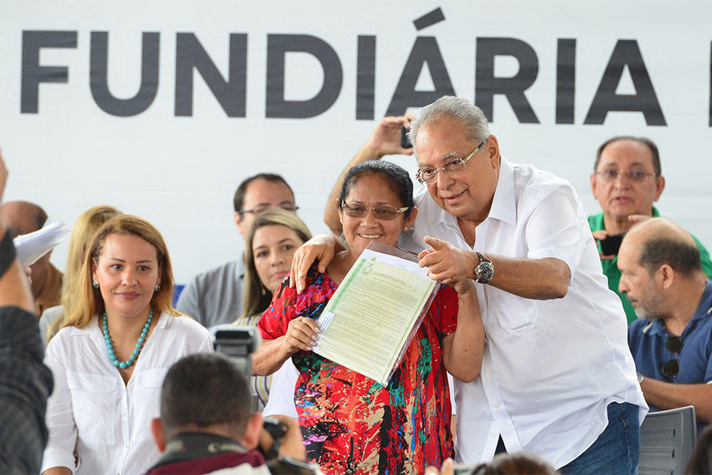 Governo entrega mais de 100 títulos definitivos de terra a produtores rurais no Amazonas 