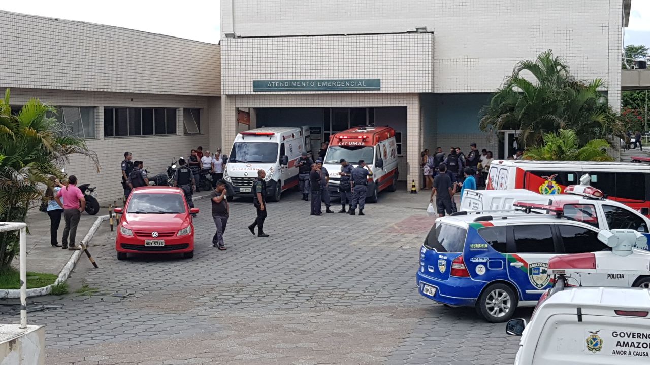 Assalto a micro-ônibus termina com PM baleado e bandido morto em Manaus