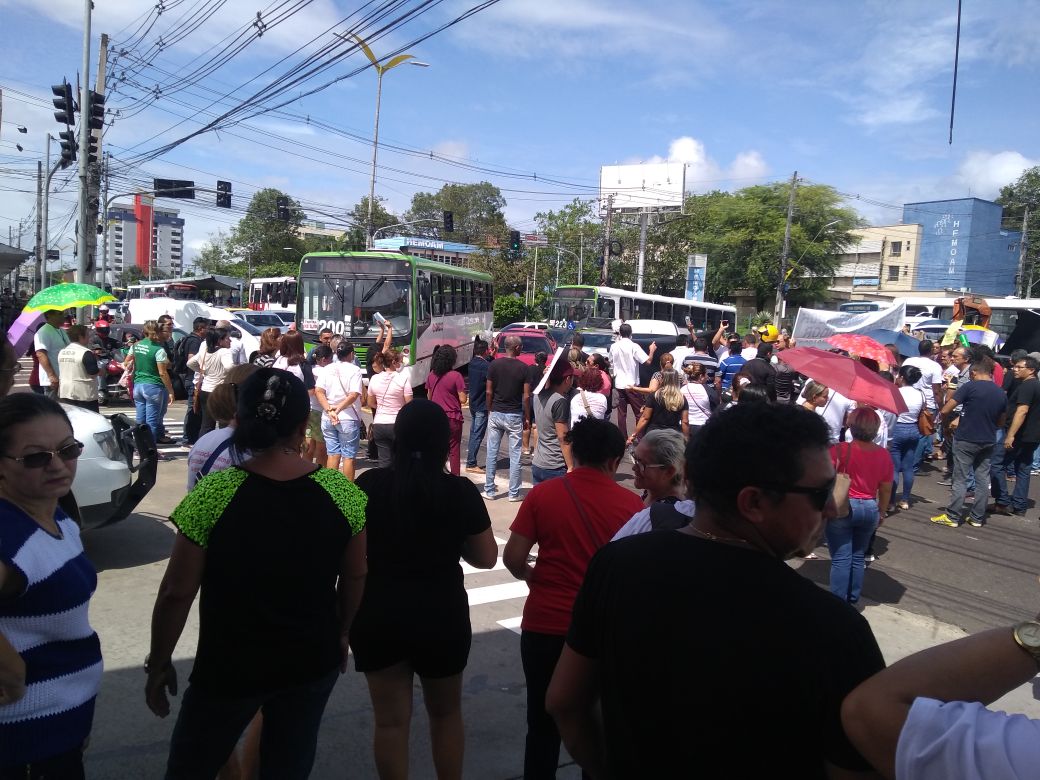 Servidores da saúde fecham avenida durante protesto em Manaus
