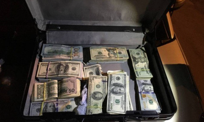 Estelionatário é preso com mala de US$ 124 mil dentro de carro