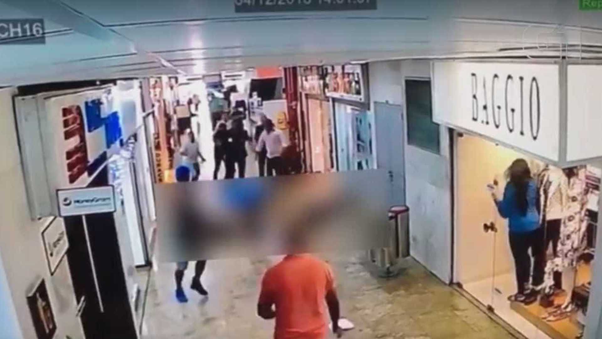 Homem é preso após esfaquear esposa dentro de shopping