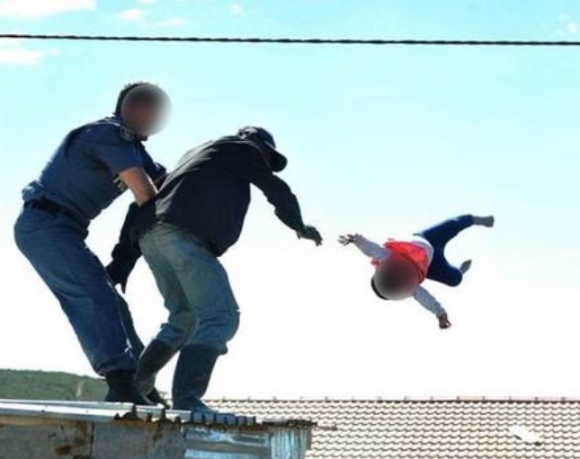 Pai joga bebê de um ano do telhado de casa