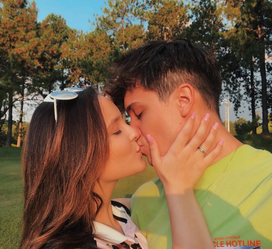   Larissa Manoela se declara para namorado com foto de beijo na boca