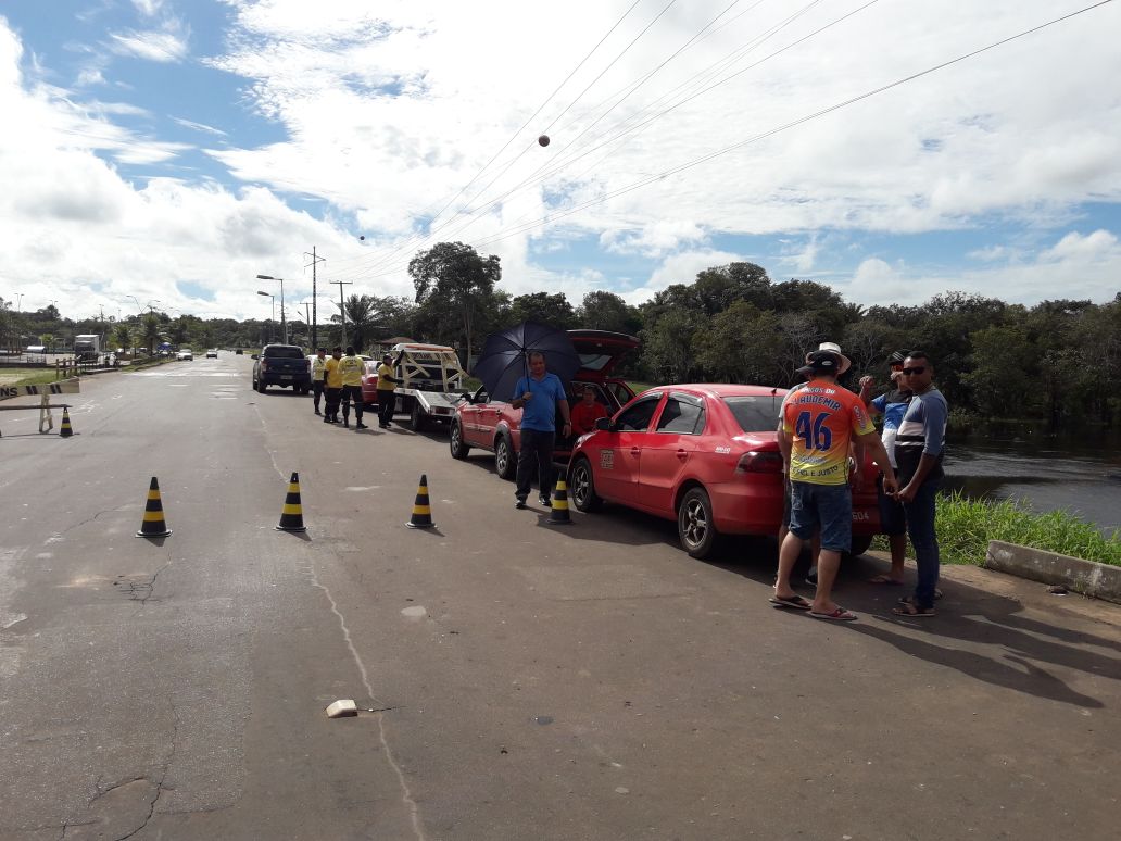 Após bloqueio de estrada, taxistas de Manaus e do interior voltam a se confrontar na AM-070