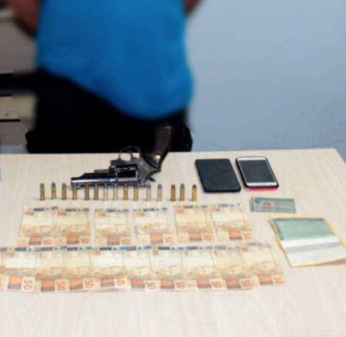 Flagrado com arma, homem tentar subornar PM’s e acaba preso no Amazonas