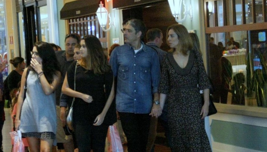 De mãos dadas, William Bonner curte passeio com namorada e as filhas