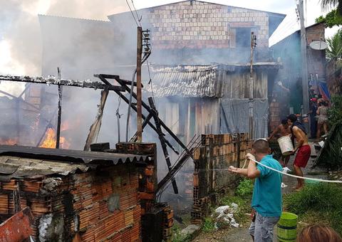 Incêndio se espalha rápido e destrói casas em Manaus
